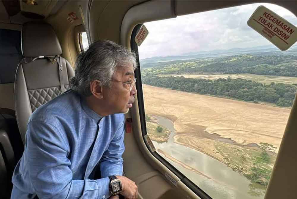 Al-Sultan Abdullah mengambil kesempatan meninjau paras air Sungai Pahang yang dilaporkan surut akibat fenomena El-Nino ketika dalam penerbangan dari Kuala Lumpur ke Kuantan pada 28 Mac lalu. Foto FB Kesultanan Pahang