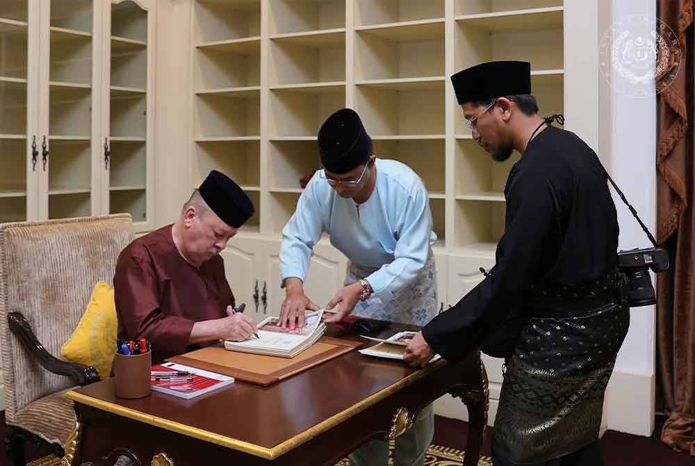 Sultan Ibrahim berkenan menandatangani kad Aidilfitri untuk diutus kepada rakyat jelata yang mengirimkan ucapan. Foto Facebook Sultan Ibrahim Sultan Iskandar