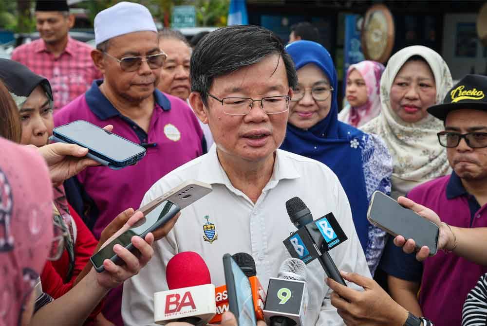 Kon Yeow ditemubual media pada Program Bubur Lambuk bersama Ketua Menteri Pulau Pinang di Masjid Jamiul Sharif Pokok Machang. Foto Bernama