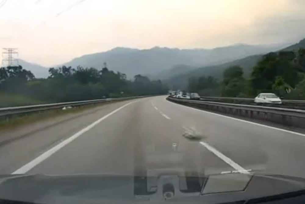 Tangkap layar rakaman video menunjukkan sebiji batu dipercayai dilemparkan ke arah kereta pengguna lebuh raya di Kampar. Foto pembaca