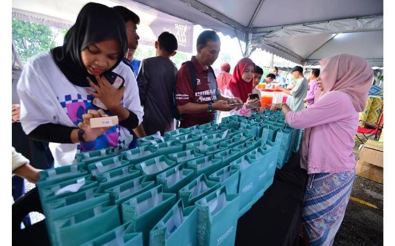 Caption: Paragon Technology and Innovation (Paragon) menyediakan cenderamata sebanyak 1,500 sepanjang lima hari tajaan program Iftar Ala Madinah @Karangkraf.