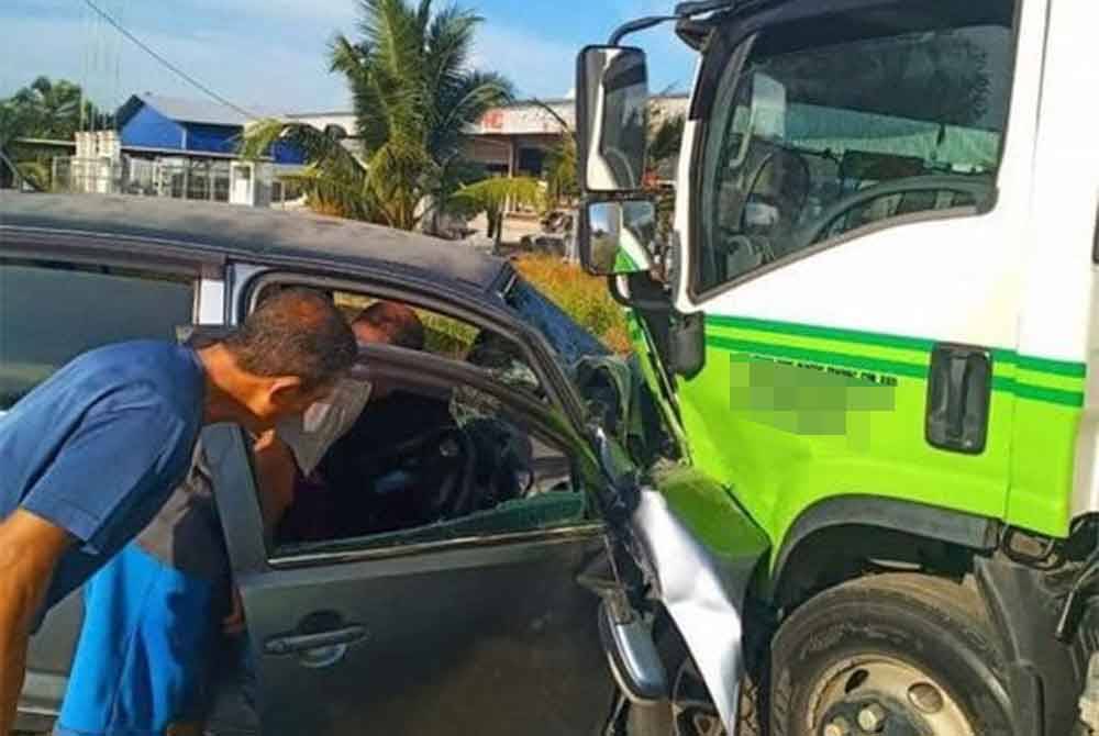 Seorang remaja lelaki maut manakala dua lagi cedera parah apabila kereta yang dinaiki mereka terlibat dalam kemalangan dengan sebuah lori di Kilometer (KM) 11, Jalan Benut/Simpang Renggam pada pagi Sabtu. Foto FB Info Geng pontian