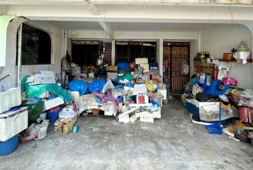 Sebanyak 11 tan sampah sarap dibiarkan dalam keadaan tidak terurus di sebuah rumah di Taman Cempaka dekat Ipoh pada Sabtu. Foto MBI