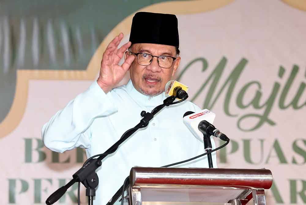 Perdana Menteri Datuk Seri Anwar Ibrahim berucap semasa merasmikan Majlis Berbuka Puasa MADANI Sarawak 2024 di Masjid Al-Muttaqin malam ini. Foto Bernama