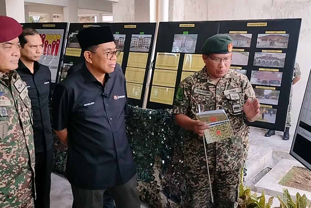 Mohamed Khaled (tengah) meninjau Blok RKAT Desa dan Lapang Sasar Pulada di Ulu Tiram pada Sabtu.