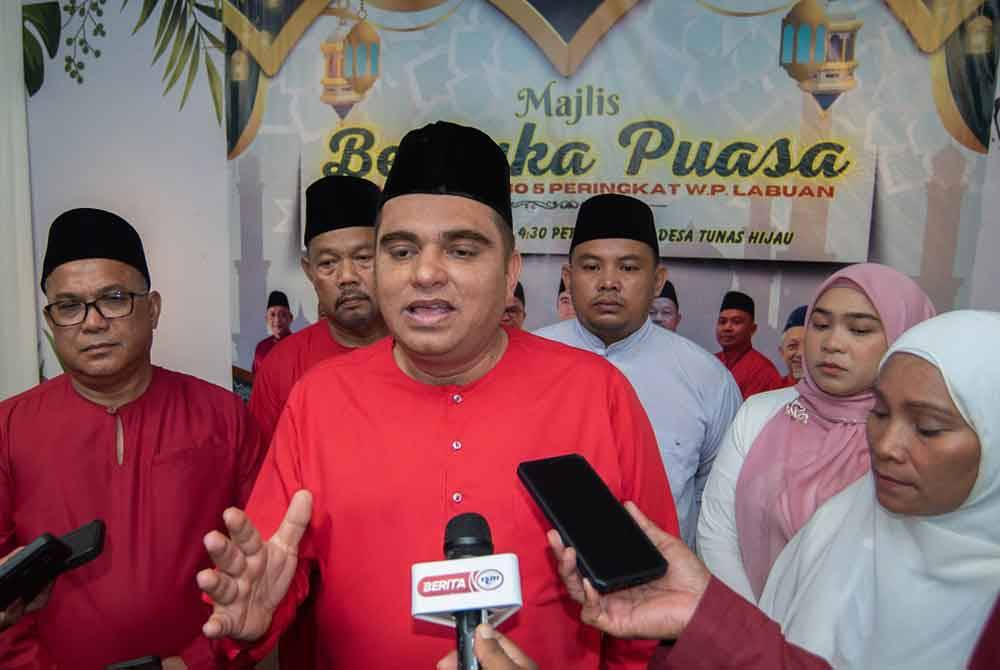 Mohd Rafi bercakap kepada pemberita selepas Majlis Berbuka Puasa Kepimpinan UMNO 5 Peringkat Wilayah Persekutuan Labuan di Desa Tunas Hijau hari ini. Foto: Bernama