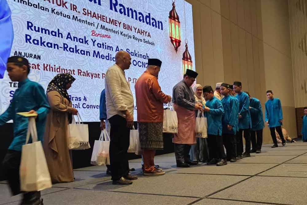 Majlis Iftar Ramadan bersama Rumah Anak Yatim As-Sakinah, di Pusat Konvensyen Antarabangsa Sabah (SICC) pada Sabtu.