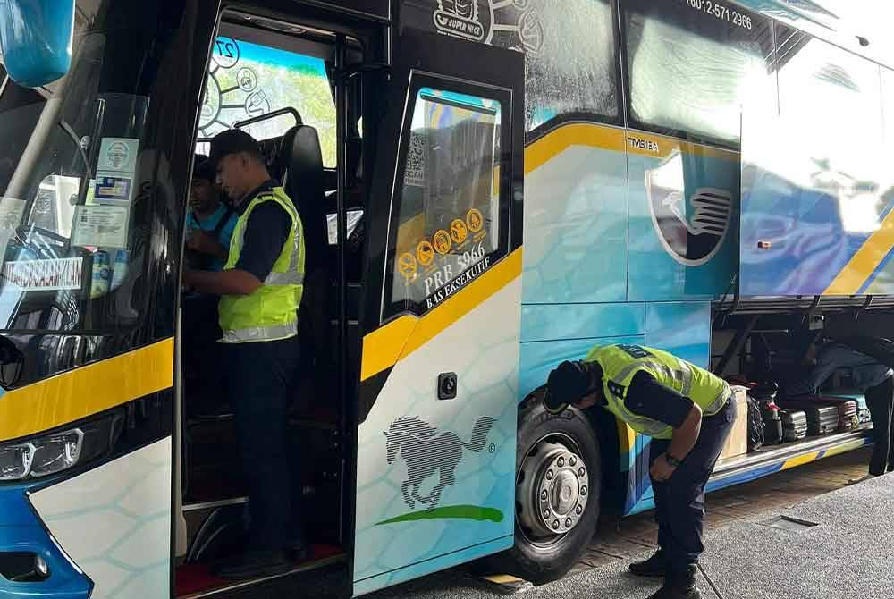 JPJ Selangor melaksanakan pemeriksaan bas di Terminal Bas Seksyen 17, Shah Alam dan Terminal Bas Jalan Reko, Bangi, menjelang musim perayaan. (Gambar kecil: Azrin) Foto: JPJ Selangor