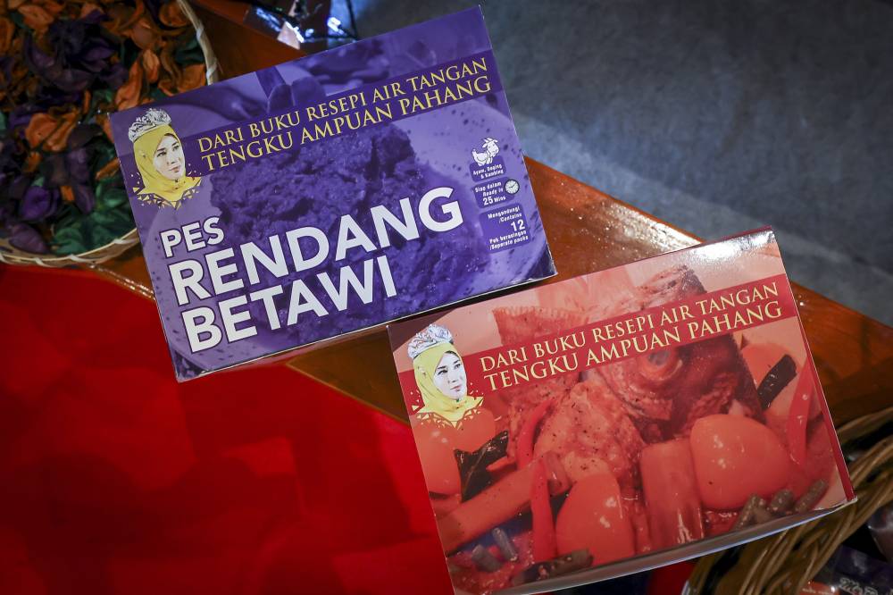  Pes asam pedas dan rendang betawi resipi air tangan Tunku Azizah dijual pada harga RM7 bagi pek 150 gram. Foto Bernama