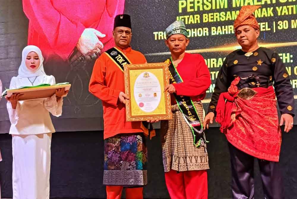 Zamrin (dua kanan) menerima watikah pelantikan dan selempang dalam Majlis Bufet Ramadan 2024 Pertubuhan Kebajikan Sinar Insan Islam Malaysia (Persim) Malaysia Iftar Bersama Anak Yatim dan Penyampaian Watikah Pelantikan di Hotel Trove Johor Bahru pada malam Sabtu.