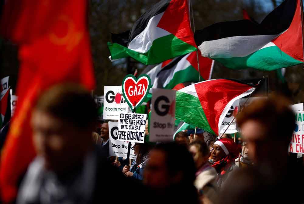 Aktivis dan penyokong pro Palestin mengibarkan bendera sebagai tanda protes terhadap serangan Israel ke atas Gaza. Foto AFP