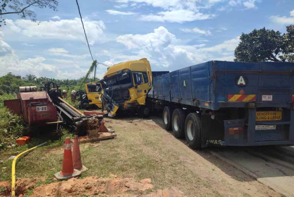 Keadaan treler yang terlibat kemalangan dengan sebuah lori meragut dua nyawa di Jalan Selancar ke Selancar 2, Muadzam Shah pada Ahad.