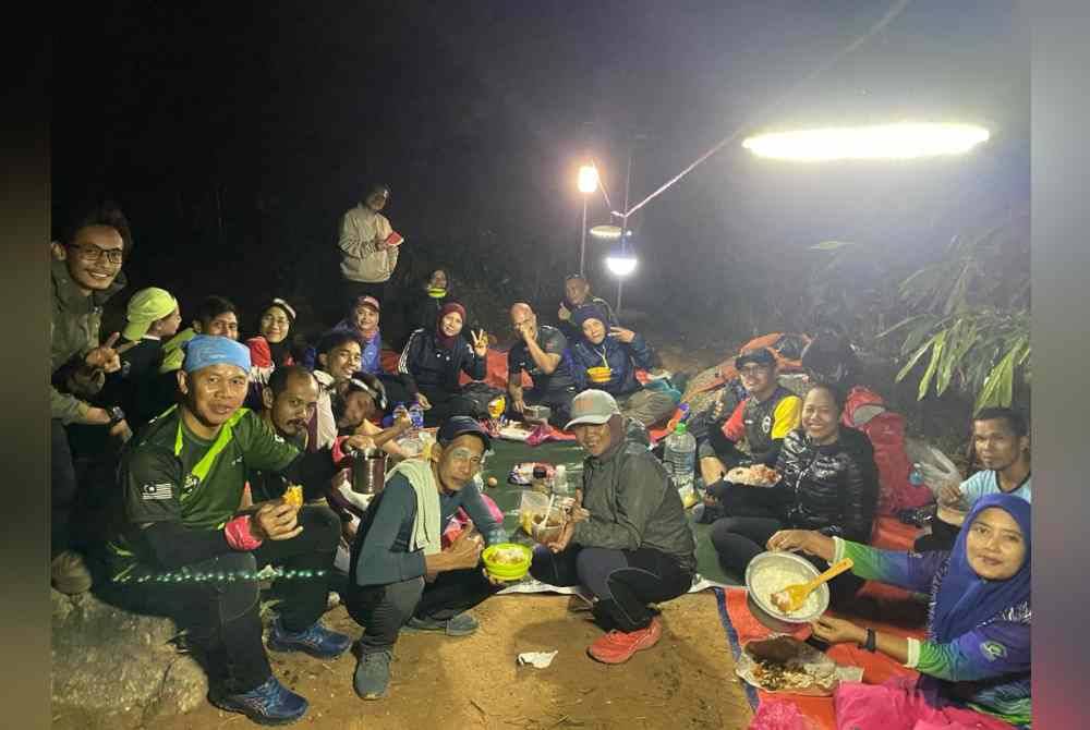 Bersahur di puncak Gunung Datuk memberi pengalaman luar biasa buat pendaki.