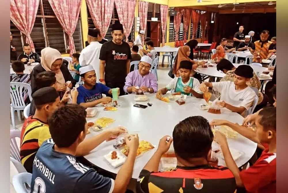 MBFM Felda Pasoh Dua menyantuni pelajar yang tinggal di asrama SMK Pasoh Dua dalam Program Kita SekampungSinggah Sahur. Foto MBFM