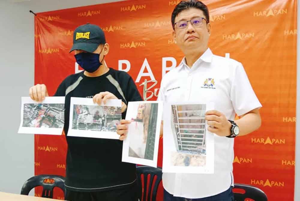 Kai Jie (kiri) dan Kah Eng menunjukkan gambar keadaan bahagian depan rumah di Johor Bahru dan Batu Pahat yang terbakar akibat perbuatan along dalam sidang akhbar di Pejabat Pusat Khidmat ADUN Stulang, Johor Bahru pada Ahad.