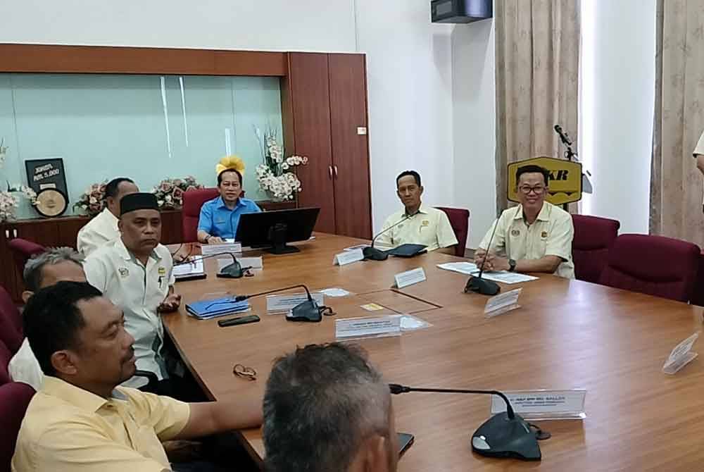 Ahmad (tengah) menghadiri mesyuarat JKR Johor di Cawangan Kejuruteraan Mekanikal, Gelang Patah pada Ahad.