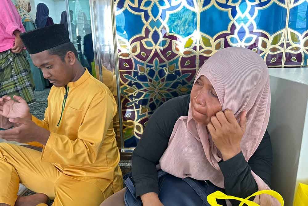 Siti Rokiah Zakari (kanan) sebak mengenang persiapan raya yang belum dilakukan buat anak-anaknya.