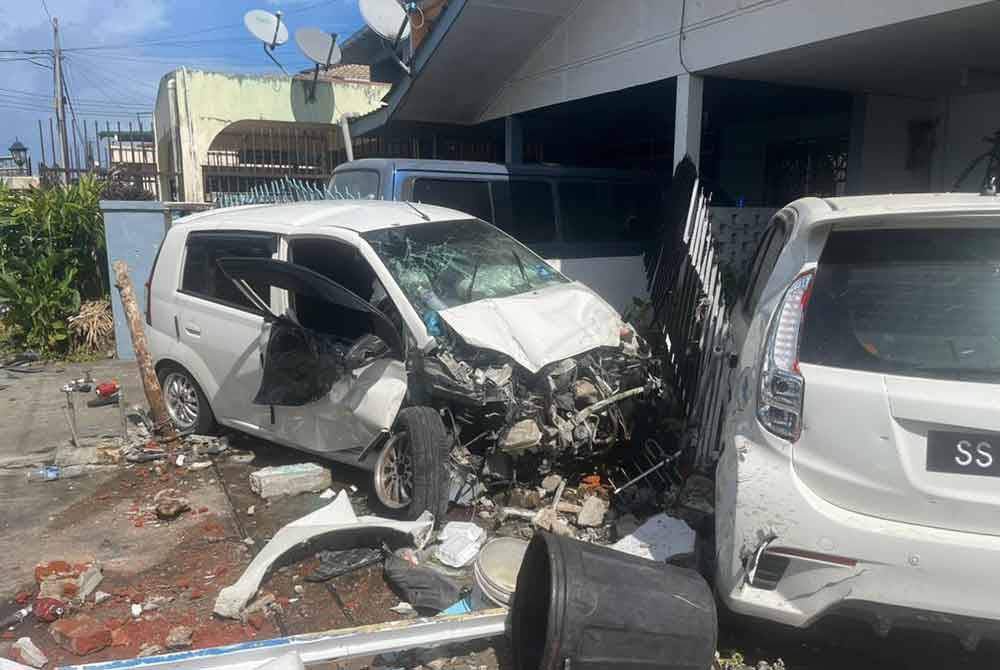 Keadaan kenderaan mangsa remuk di bahagian hadapan selepas merempuh pagar rumah di kawasan perumahan di Taman Gabungan, Lahad Datu.