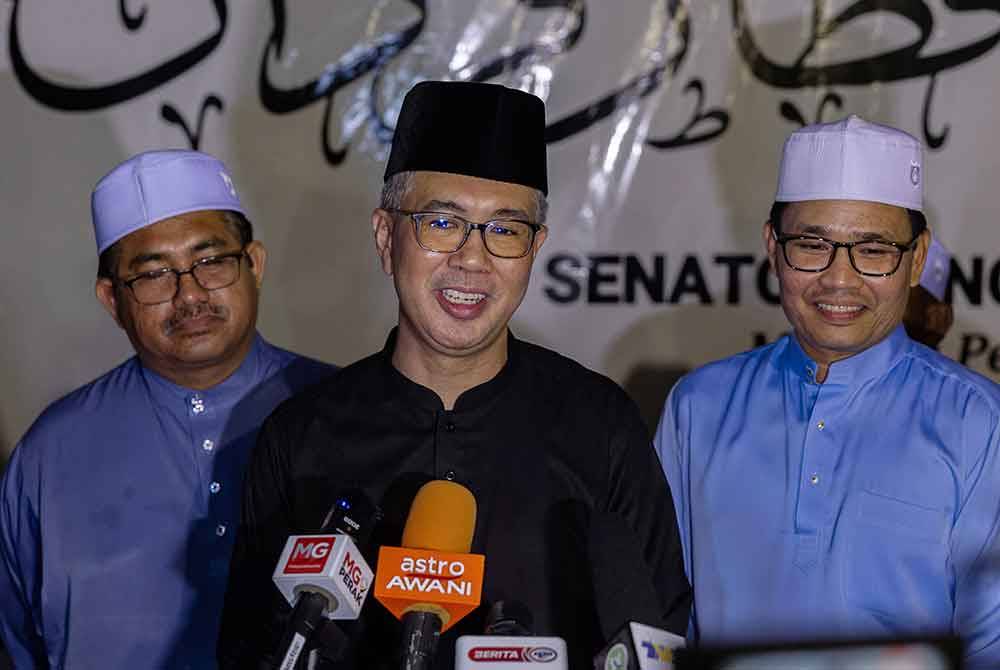 Menteri Pelaburan, Perdagangan dan Industri Tengku Datuk Seri Zafrul Tengku Abdul Aziz (tengah) bercakap kepada media pada Majlis Ihya Ramadan dan Iftar Perdana di Masjid Jamek Al Ansar Felcra Changkat Lada pada Ahad. Foto Bernama