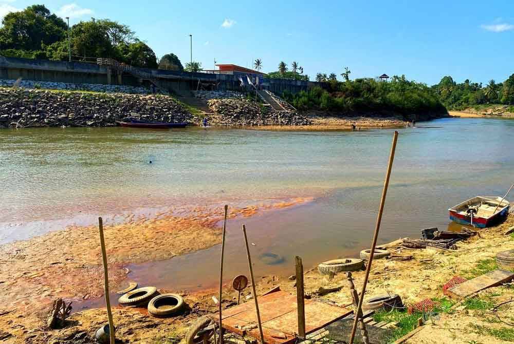 Keadaan Sungai Golok mula surut beberapa minggu lalu akibat cuaca panas.