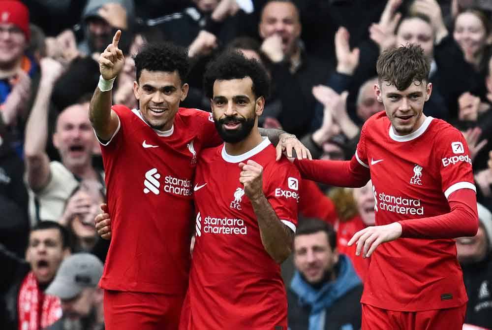 Penyerang Liverpool, Mohamed Salah (tengah) meraikan jaringannya dalam aksi EPL ketika menentang Brighton. Foto AFP