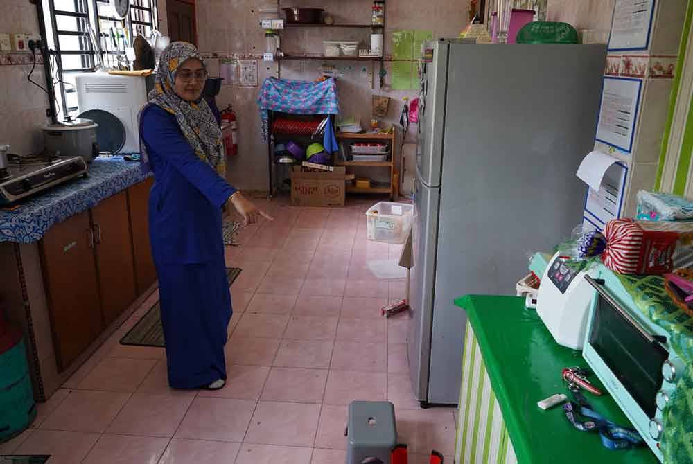 Guru tadika menunjukkan keadaan dapur yang berselerak selepas tadika di Kampung Sahari, Kluang dipecah masuk.