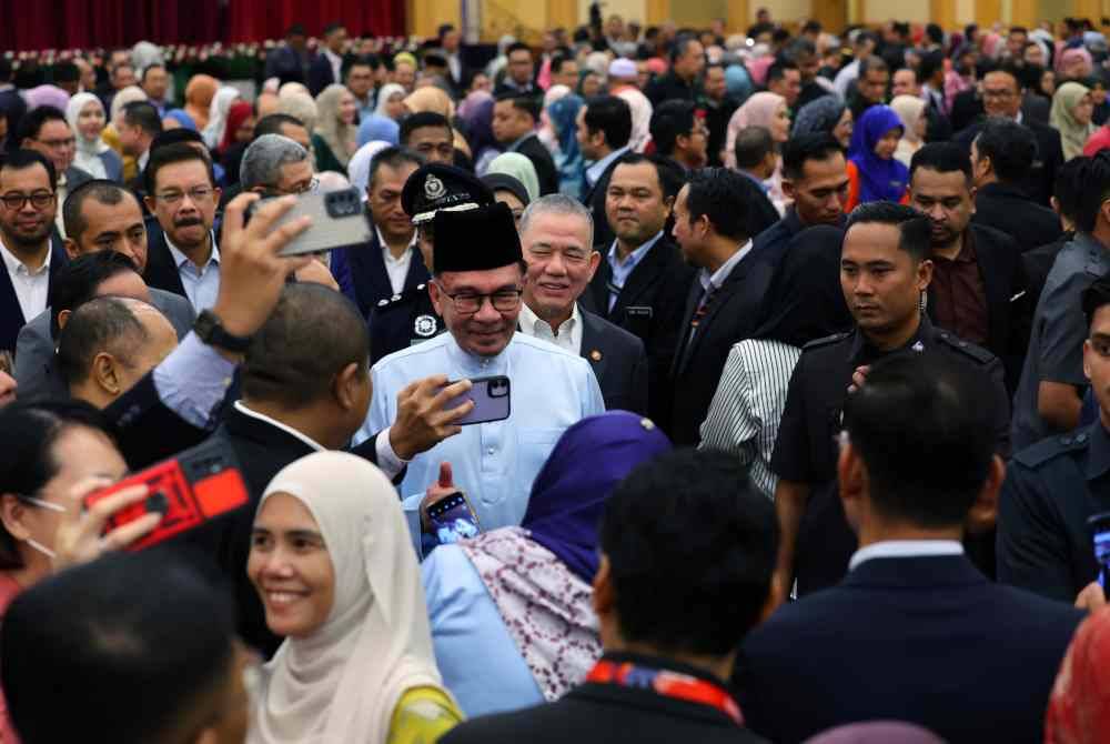 Anwar (tengah) bersama Timbalan Perdana Menteri, Datuk Seri Fadillah Yusof beramah mesra bersama sebahagian penjawat awam pada Majlis Perjumpaan Perdana Menteri bersama Warga Kerja JPM Bagi Bulan April 2024 di Dewan Sri Endon Puspanitapuri pada Isnin. Foto Bernama