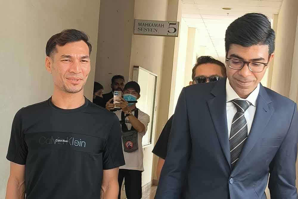 Mohd Rizal (kanan) hadir di Mahkamah Majistret Petaling Jaya pada Isnin, untuk sebutan dua kes merosakkan telefon bimbit dan mencederakan bekas kekasihnya di sebuah hotel, pada Jun tahun lalu.