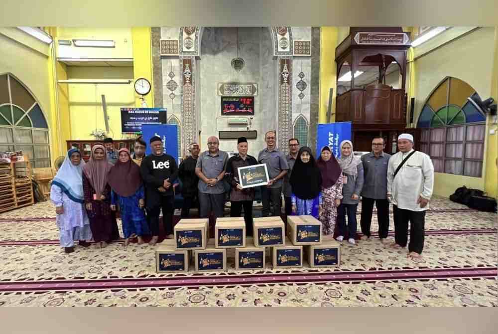 Ketua Pegawai Kewangan Bank Rakyat, Amren Faisal Fadzil, (tujuh dari kanan) menyerahkan sumbangan Program Imarah Ramadan di Masjid Al-Ikhlasiah Bukit Kerinchi, Kuala Lumpur.