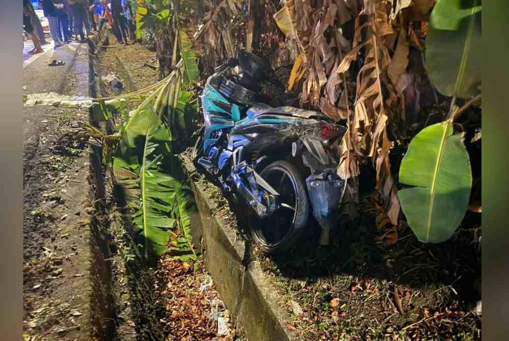 Keadaan motosikal Yamaha Y15 dinaiki mangsa yang terlibat dalam kemalangan dengan sebuah SUV hingga meragut nyawanya.