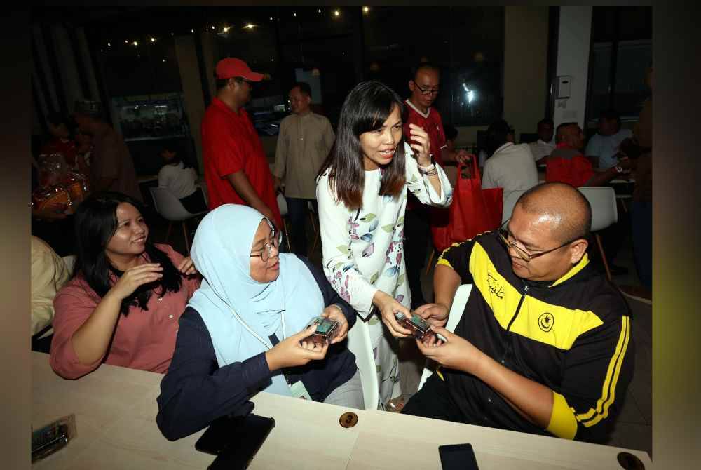 Nie Ching menyantuni para tetamu dan pengamal media yang hadir pada Majlis Berbuka Puasa Bersama Timbalan Menteri Komunikasi malam Ahad. Foto Bernama