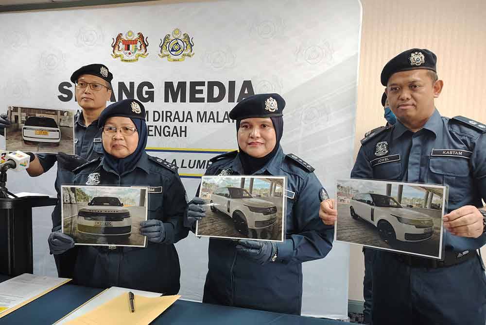 Norlela (tiga kanan) menunjukkan gambar Range Rover yang dirampas di Kompleks Maskargo KLIA, pada Isnin lalu.