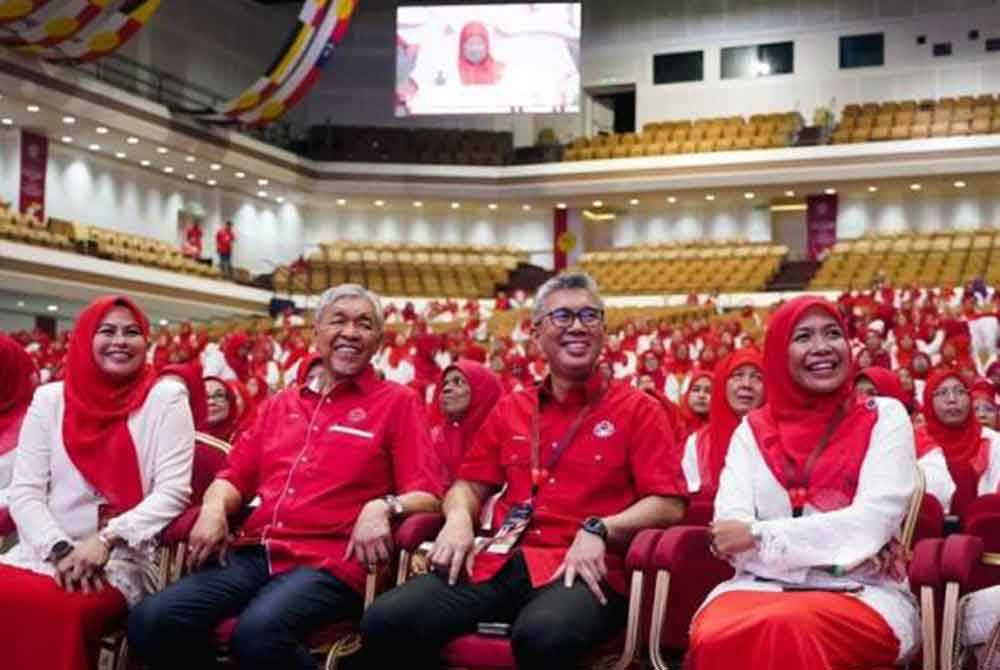 Tengku Zafrul (dua dari kanan) mengumumkan peletakan jawatan beliau sebagai Bendahari UMNO Selangor. - Gambar fail