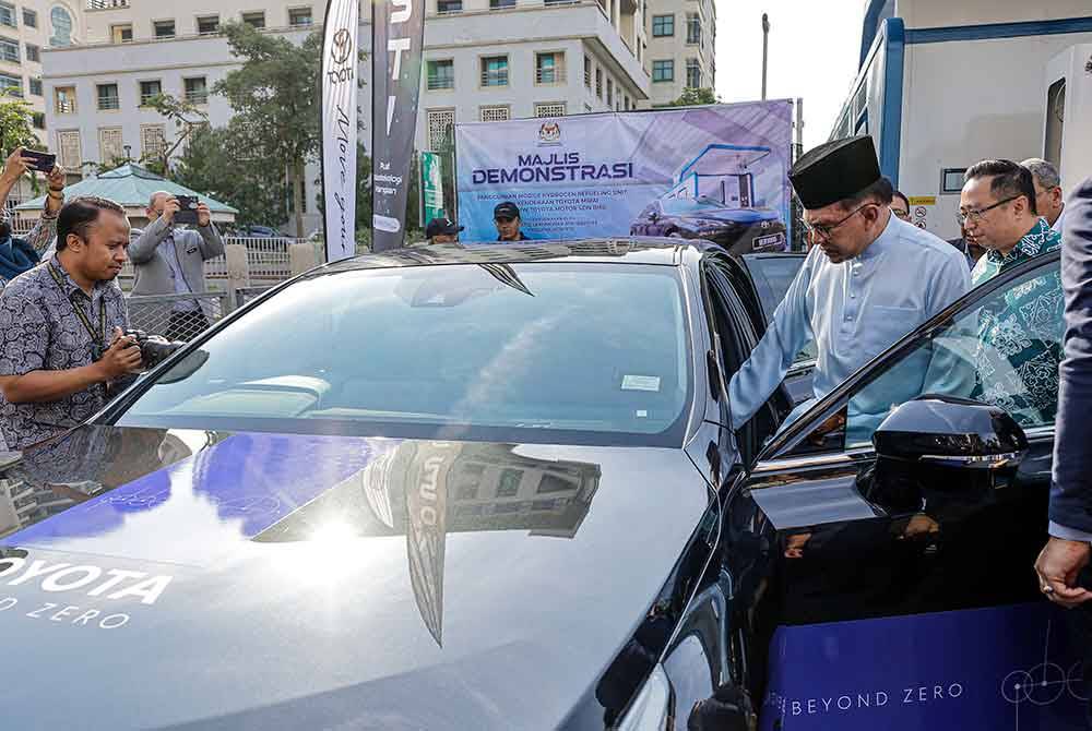 Perdana Menteri Datuk Seri Anwar Ibrahim (dua, kanan) diiringi Menteri Sains, Teknologi dan Inovasi Chang Lih Kang (kanan) mencuba kenderaan Toyota Mirai pada Majlis Demonstrasi Penggunaan &#039;Mobile Hydrogen Refueling Unit&#039; Dan Kenderaan Toyota Mirai, di Kompleks C, Pusat Pentadbiran Kerajaan Persekutuan, Putrajaya, hari ini. Foto Bernama