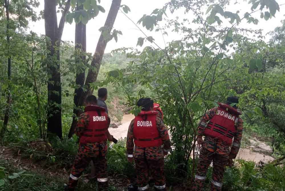 Pasukan bomba menjalankan operasi mencari mangsa yang masih hilang di saliran longkang monsun di Jalan KP 4/9 Kota Perdana, Seri Kembangan, pada Ahad.