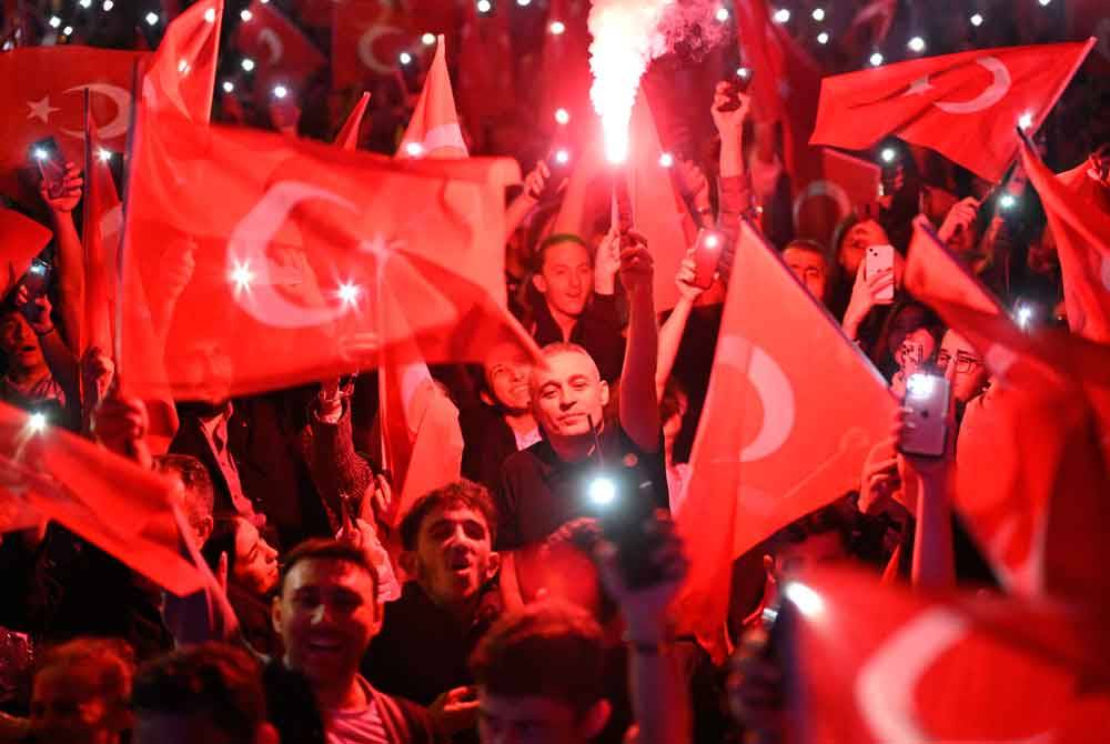 Penyokong CHP meraikan kemenangan parti itu di luar ibu pejabat parti di Istanbul. - Foto AFP