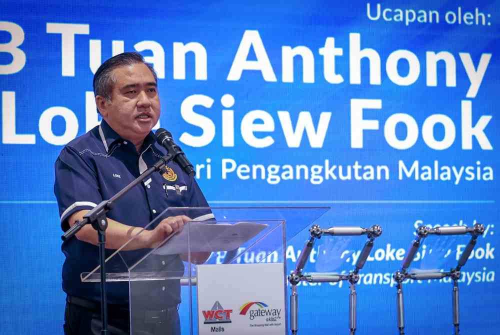 Anthony Loke berucap melancarkan Penaiktarafan Hab Pengangkutan dan Kempen "Relax, Reunite and Be Rewarded" di Gateway@KLIA2 pada Isnin. Foto Bernama