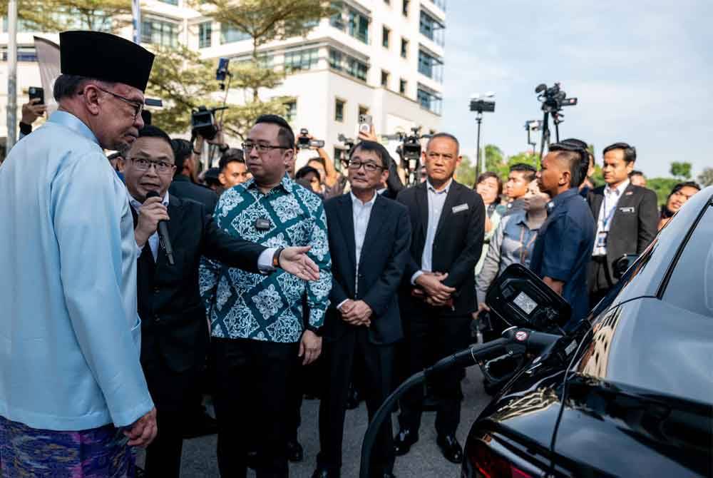 Anwar menyaksikan demonstrasi pengisian semula hidrogen ke kenderaan berkuasa hidrogen di Putrajaya.