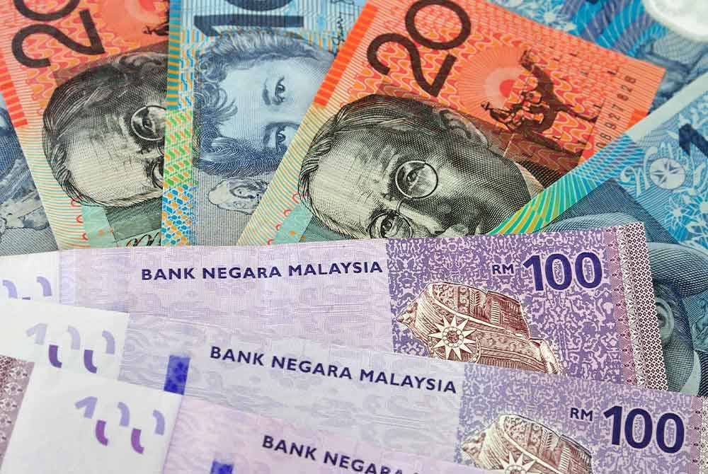 Pada jam 6 petang, ringgit susut kepada 4.7285/7325 berbanding dolar AS daripada 4.7215/7280 ketika ditutup pada Jumaat minggu lepas.