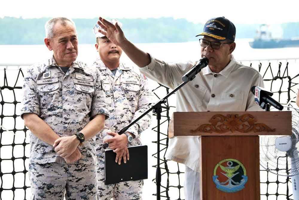 Saifuddin menyampaikan taklimat semasa Lawatan Tinjauan Op Khas Pagar Laut bersama Agensi Penguatkuasaan Maritim Malaysia menaiki Kapal Peronda Luar Pesisir Pertama (OPV 1) Kapal Maritim (KM) Tun Fatimah di perairan Klang, pada Isnin.