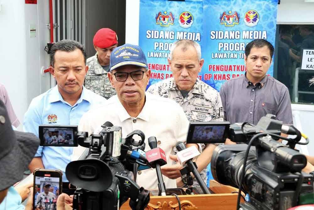 Saifuddin dalam sidang akhbar Lawatan Tinjauan Op Khas Pagar Laut bersama Agensi Penguatkuasaan Maritim Malaysia menaiki Kapal Peronda Luar Pesisir Pertama (OPV 1) Kapal Maritim (KM) Tun Fatimah di perairan Klang pada Isnin.