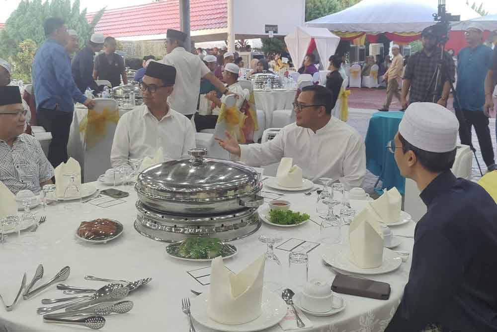 Amirudin (dua dari kanan) bersama-sama Saipolyazan (dua dari kiri) dan Hussamuddin (kiri) pada Majlis Berbuka Puasa bersama GLC dan Media di Kediamannya pada Isnin.