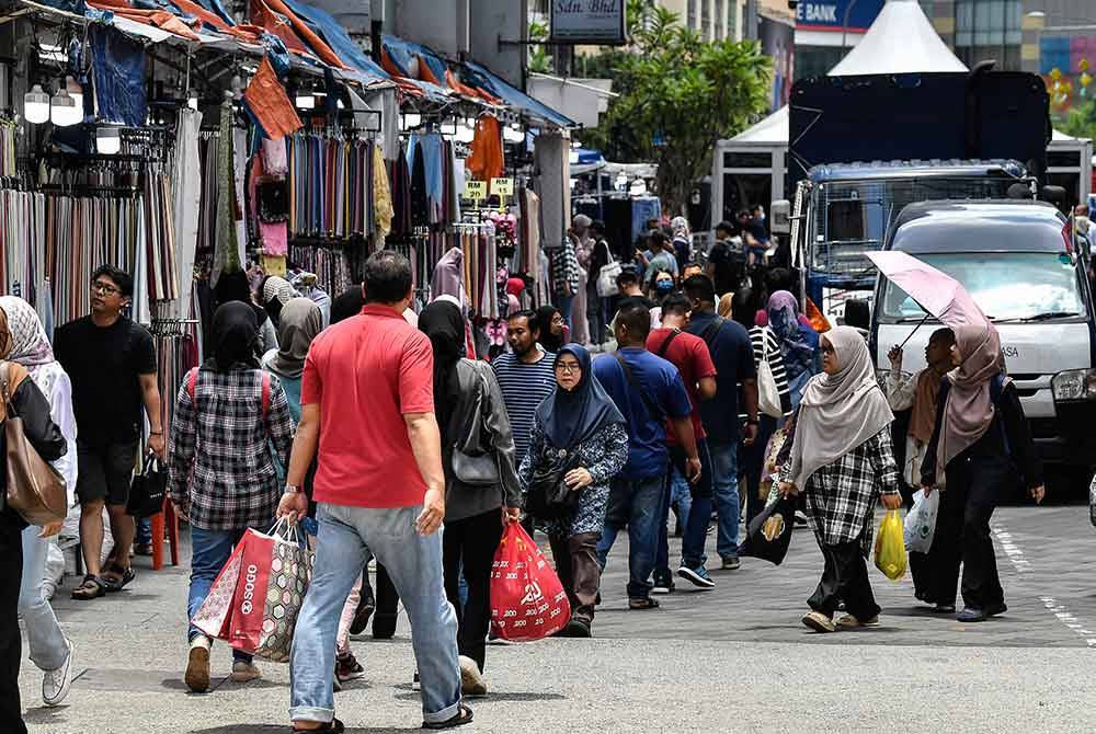 Orang ramai dilihat mengambil kesempatan membawa ahli keluarga mereka pada cuti hujung minggu untuk membeli-belah sebagai persiapan Aidilftitri ketika tinjauan di Jalan Tuanku Abdul Rahman (TAR). Foto Bernama