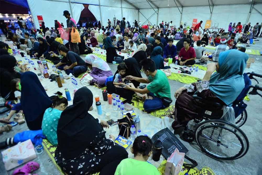 Suasana Iftar Ala Madinah pada Jumaat.