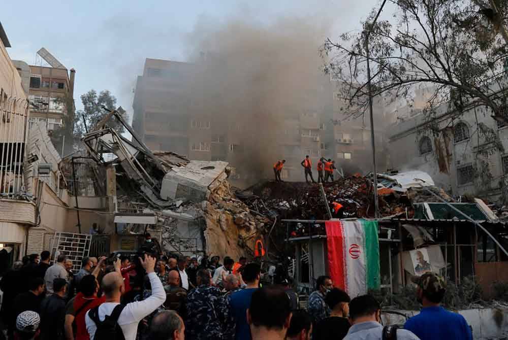 Kemusnahan di tapak serangan udara bersebelahan dengan kedutaan Iran di Damsyik pada Isnin. - Foto: EPA