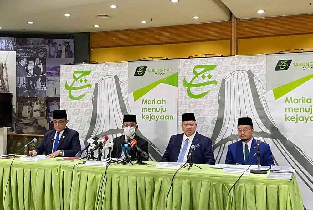 Mohd Na&#039;im (dua dari kiri) ketika sidang akhbar pengumuman agihan keuntungan TH 2023 pada Selasa.