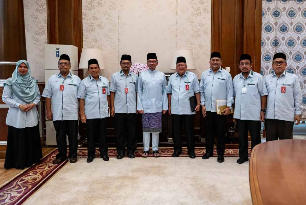 Anwar menerima kunjungan hormat daripada pimpinan WADAH yang diketuai presidennya, Datuk Ahmad Azam Abdul Rahman semalam. Foto Facebook Anwar Ibrahim