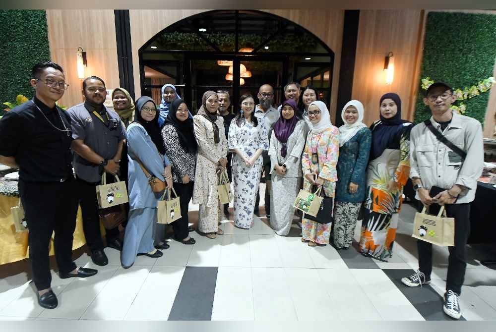 Jamaliah (enam dari kanan) bergambar bersama pengamal media pada Majlis Iftar bersama Pengamal Media di sini pada Isnin malam.