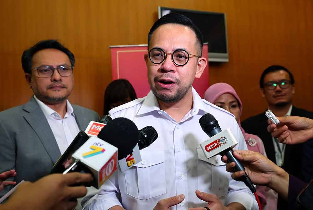 Steven ketika sidang media pada Majlis Pra-Pelancaran Hari Pekerja dan Program Pocket Talk Siri 1/2024 di Dewan Serbaguna Kementerian Sumber Manusia (Kesuma) hari ini. Foto Bernama