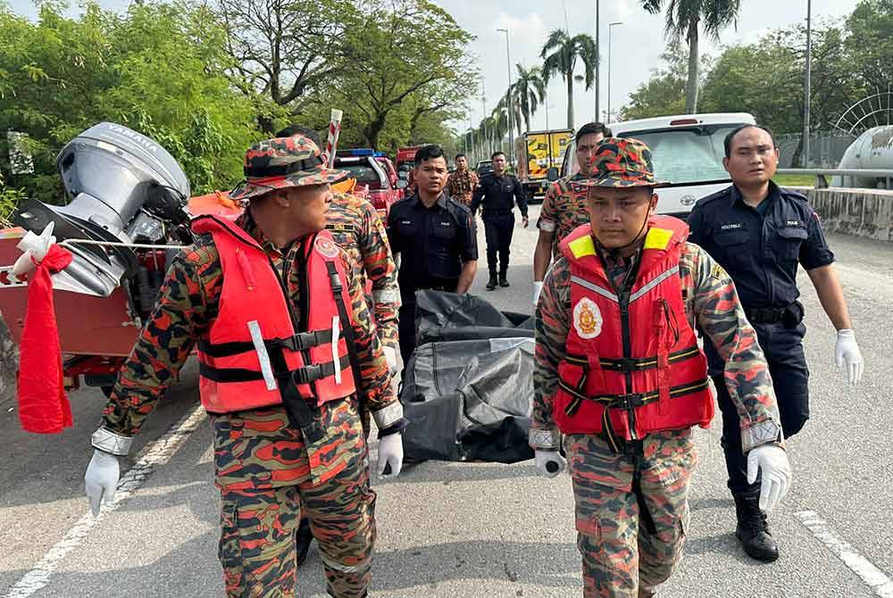 Anggota bomba membawa mayat kanak-kanak perempuan yang ditemui di sebuah lombong berhampiran dengan Jalan Puchong - Cyberjaya, Putra Perdana pada Selasa selepas tiga hari operasi mencari dan menyelamat dijalankan.